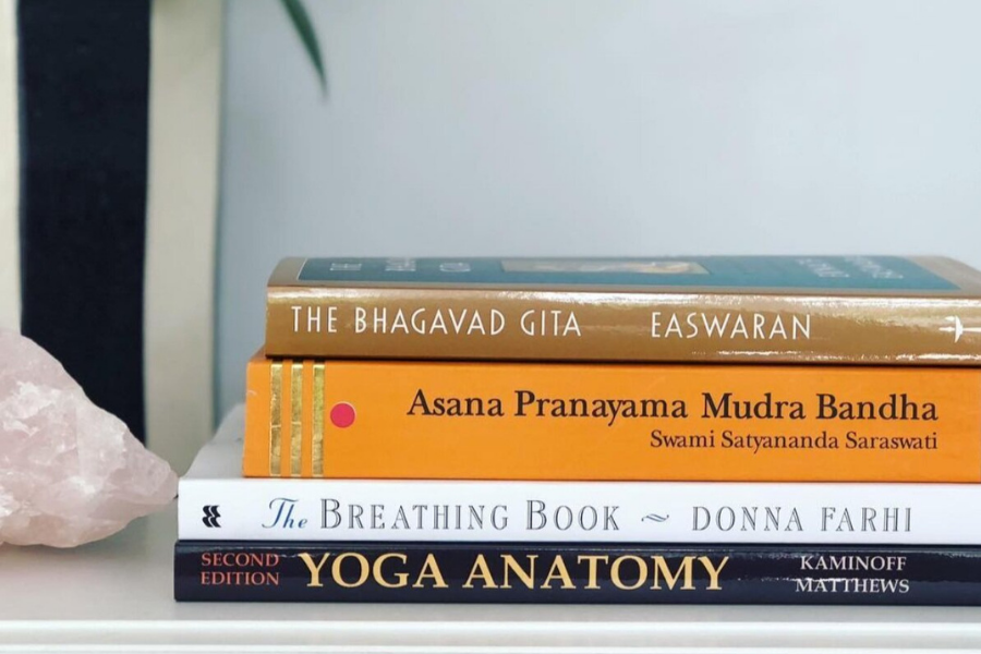 How should students prepare for a yoga teacher training course?